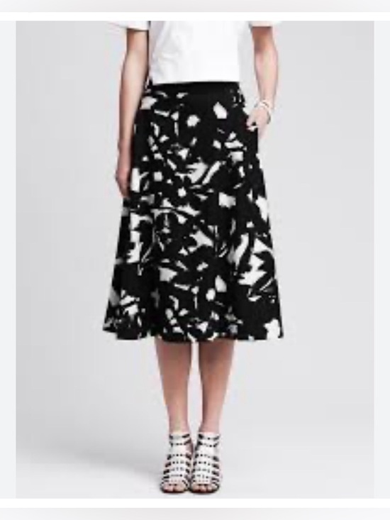 Banana Republic Dresses & Skirts - Banana Republic Black & White Printed Midi Skirt size 4